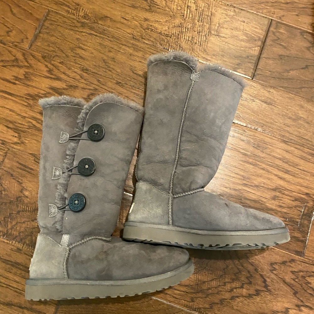 UGG Boots Bailey Button Triplet - Size 7